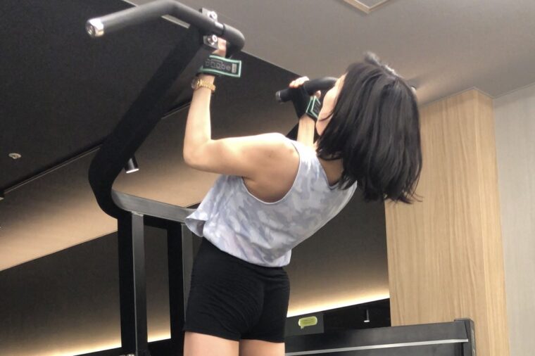 懸垂の練習をして鍛える私