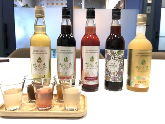 優光泉の5種類のフレーバーを試飲している様子