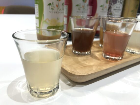優光泉がガラスコップに入ってると色も美しい